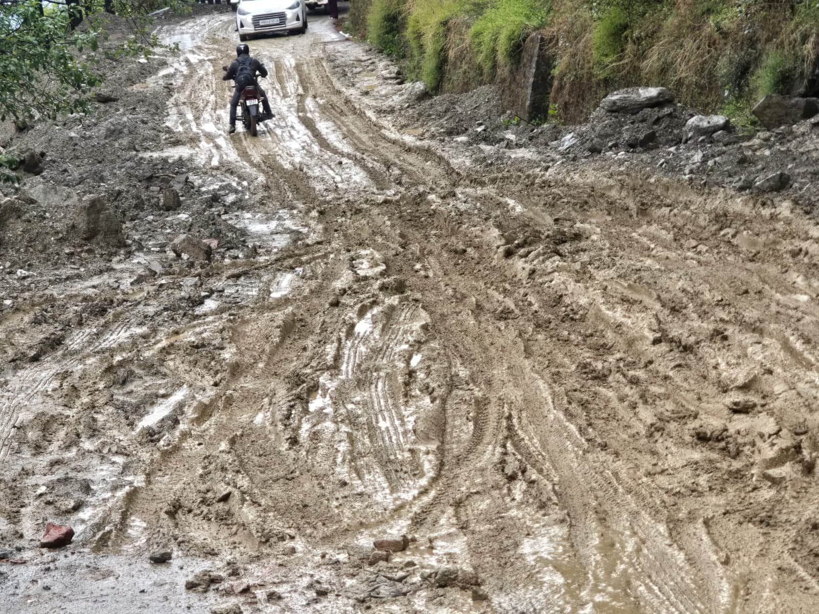 बारिश से दलदल में तब्दील हुआ बनीखेत-बडेरु-खैरी सड़क। संवाद