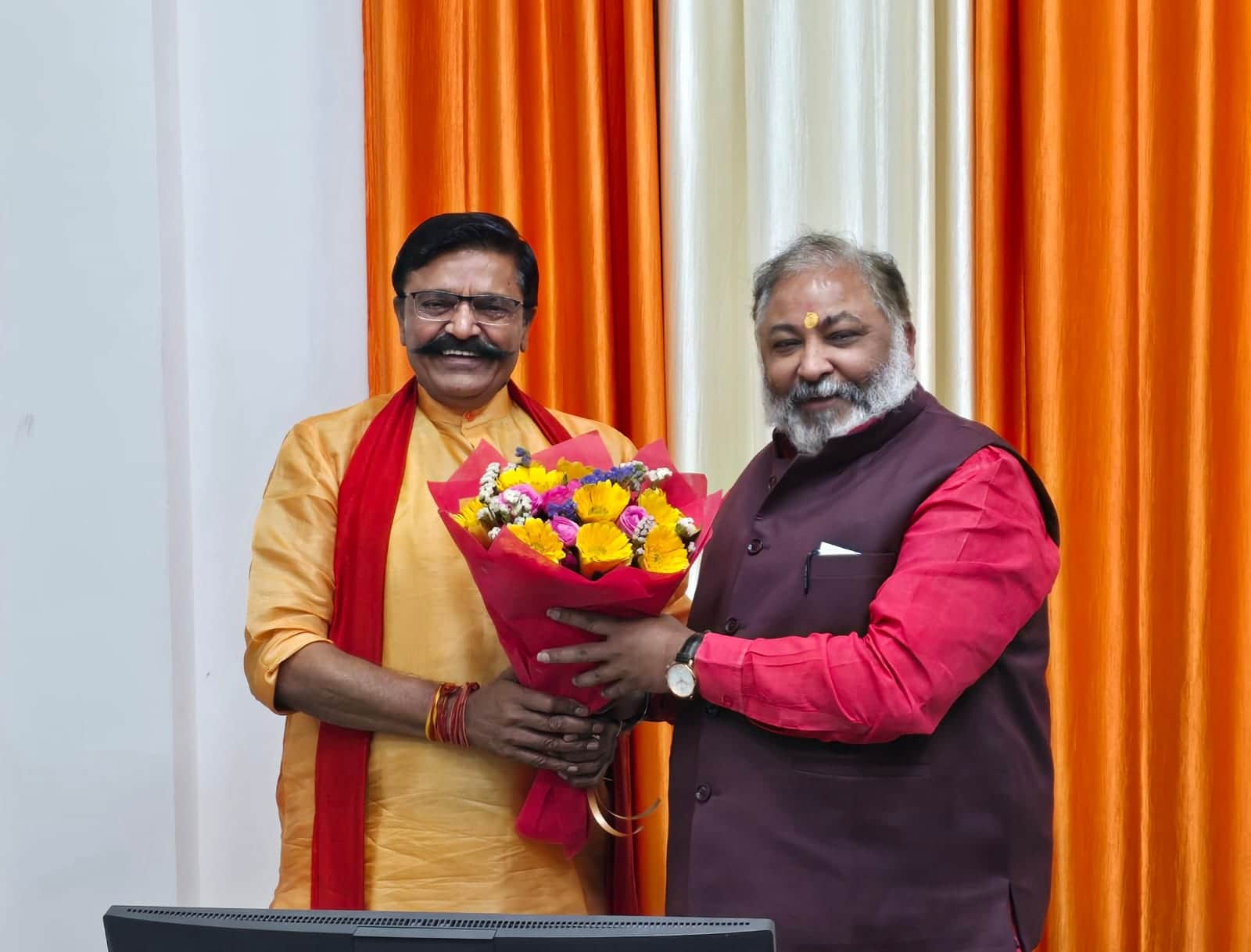 बस स्टेशन निर्माण की मंजूरी मिलने पर प्रदेश के परिवहन मंत्री दयाशंकर सिंह का स्वागत करते सदर वि