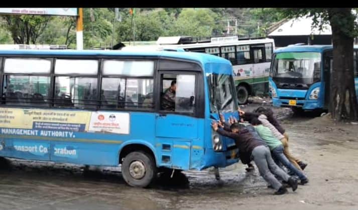 चंबा डिपो की वर्कशॉप में धक्का लगाकर बस को स्टार्ट करते कर्मचारी: