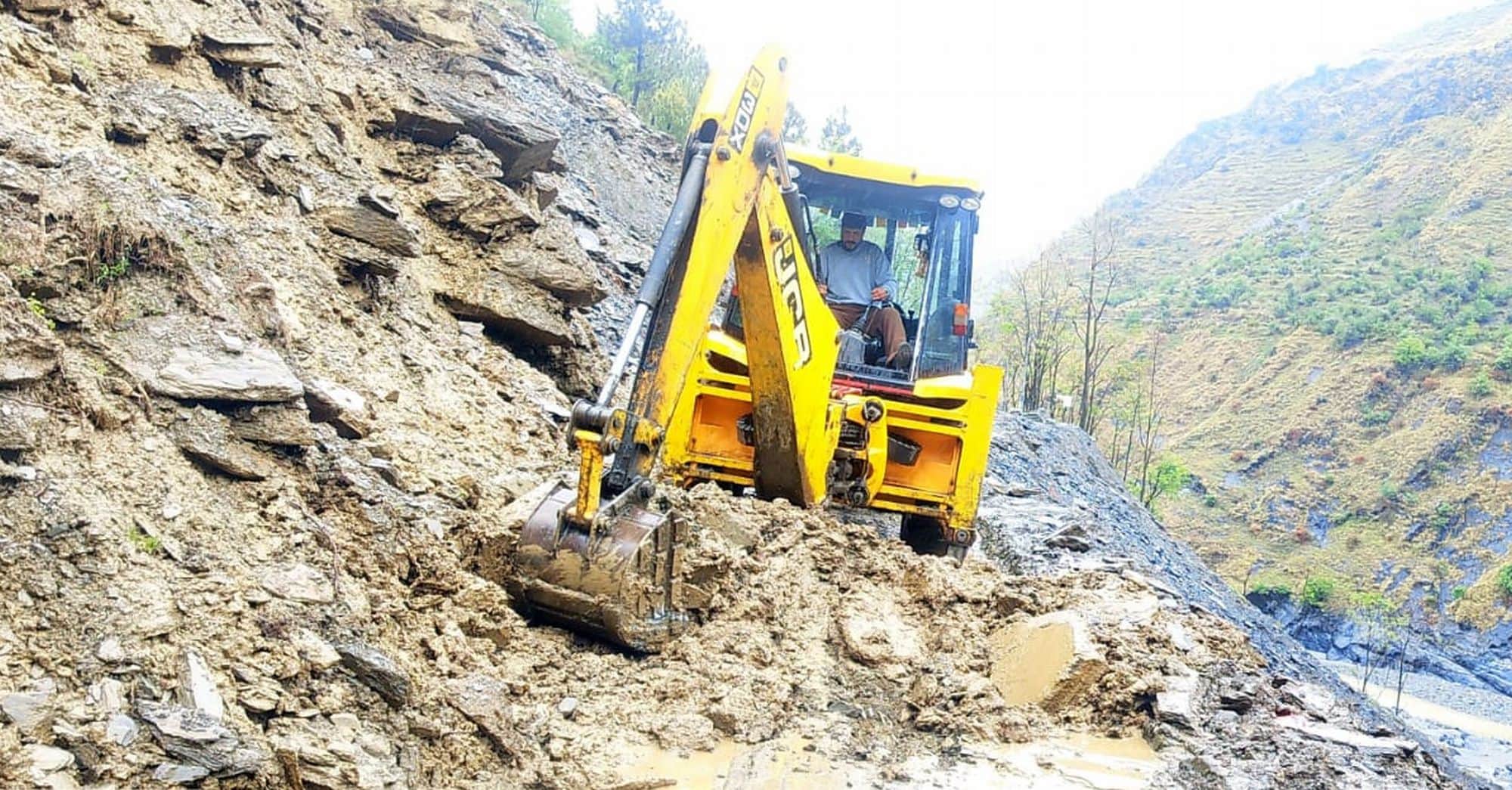 चंबा के भरमौर एनएच को बहाल करने में जुटी जेसीबी मशीन।संवाद