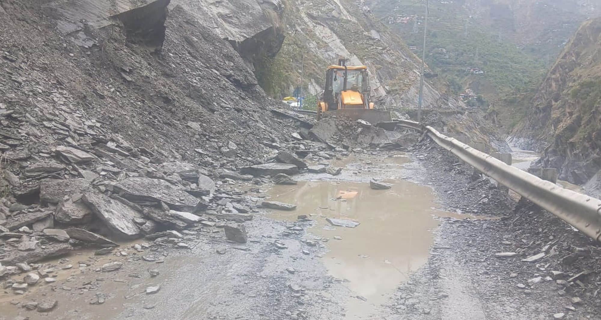 चंबा के भरमौर एनएच को बहाल करने में जुटी जेसीबी मशीन।संवाद