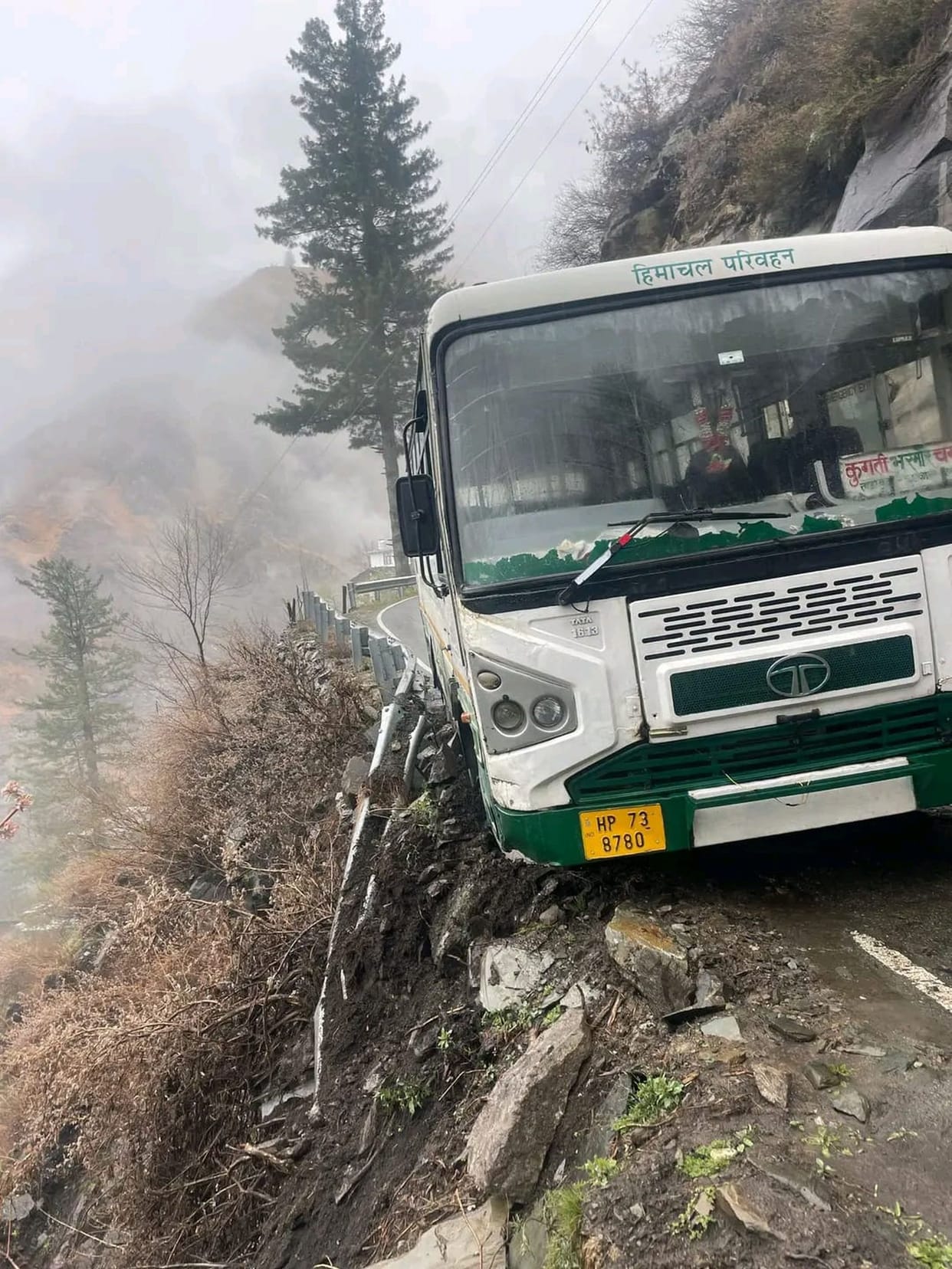 Bus teeters on the brink of death, driver saves 25 lives with his presence of mind