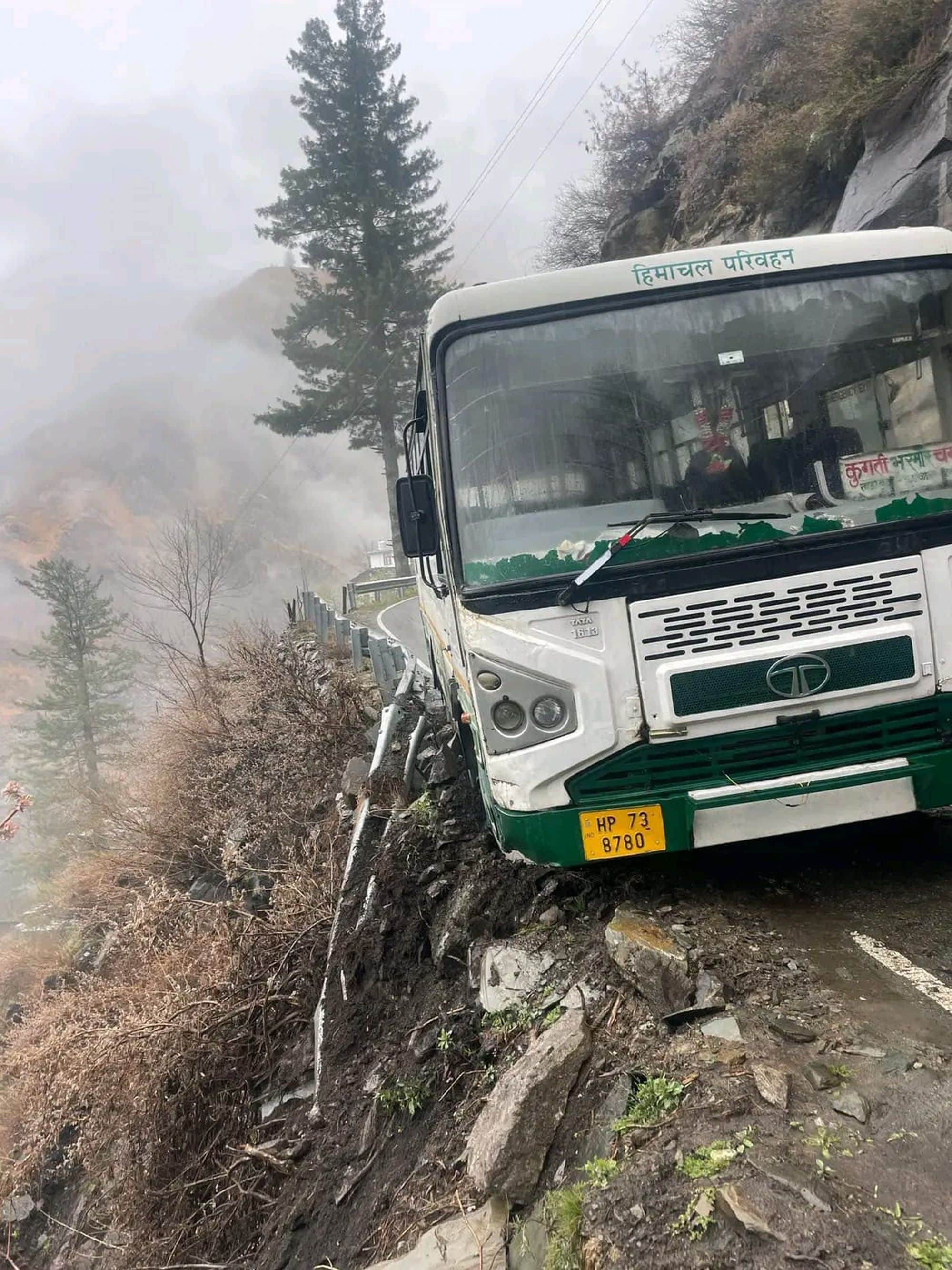 चंबा के कुगति-भरमौर मार्ग पर सांदी के पास ढांक के साथ  लटका परिवहन निगम की बस टायर।स्रोत जागरूक