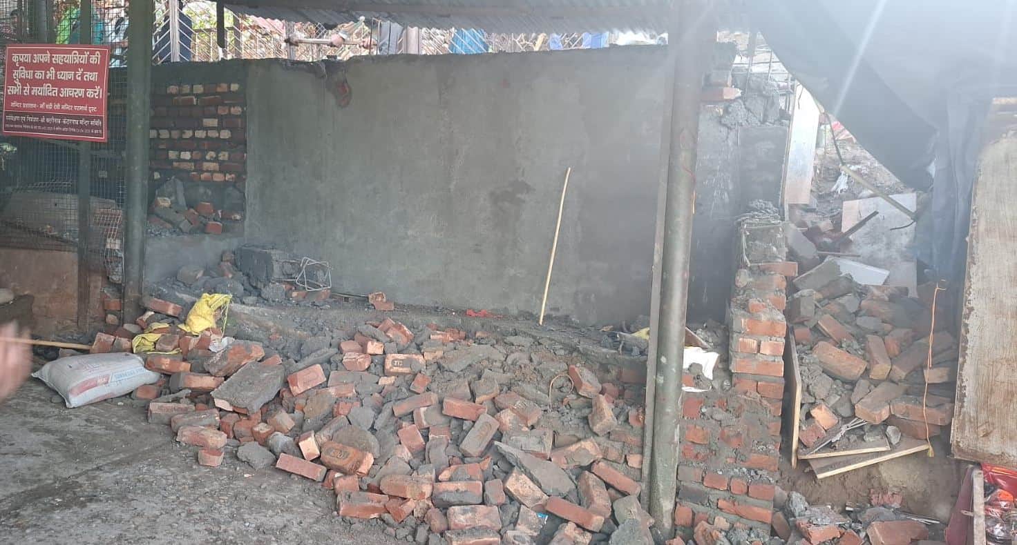 चंडी देवी मंदिर परिसर के बाहर  ध्वस्त किया गया अतिक्रमण । संवाद
