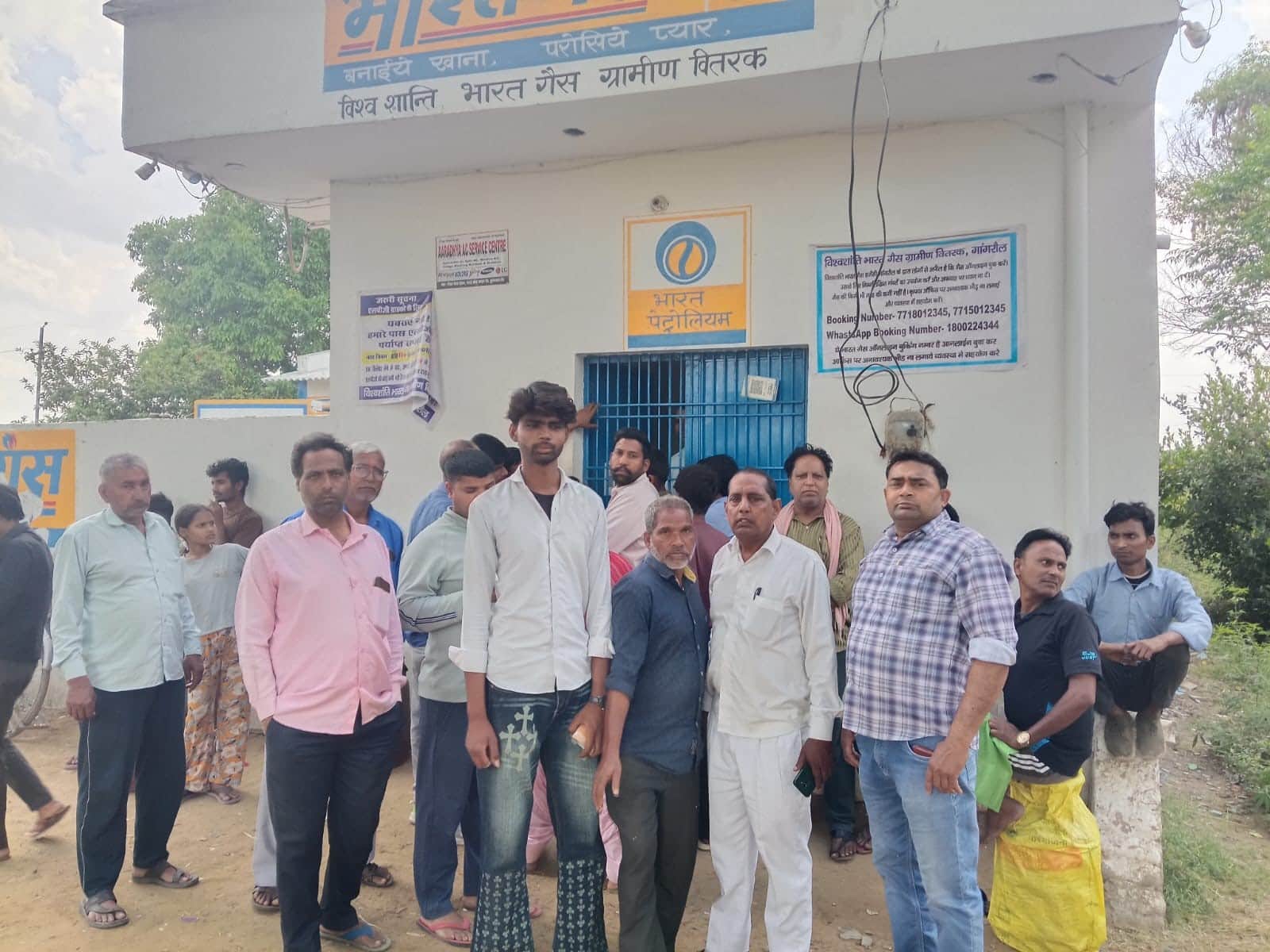 चोला क्षेत्र की गैस एजेंसी पर सिलिंउर लेने के लिए पहुंचे उपभोक्ता। संवाद