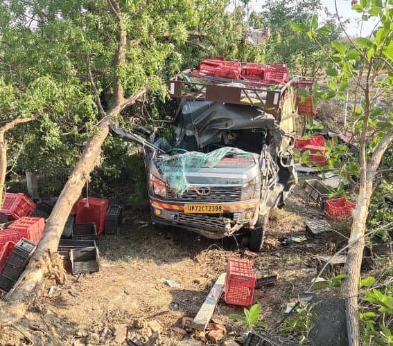 चांदा के महारानी पश्चिम गांव के पास दुर्घटनाग्रस्त मैजिक। 