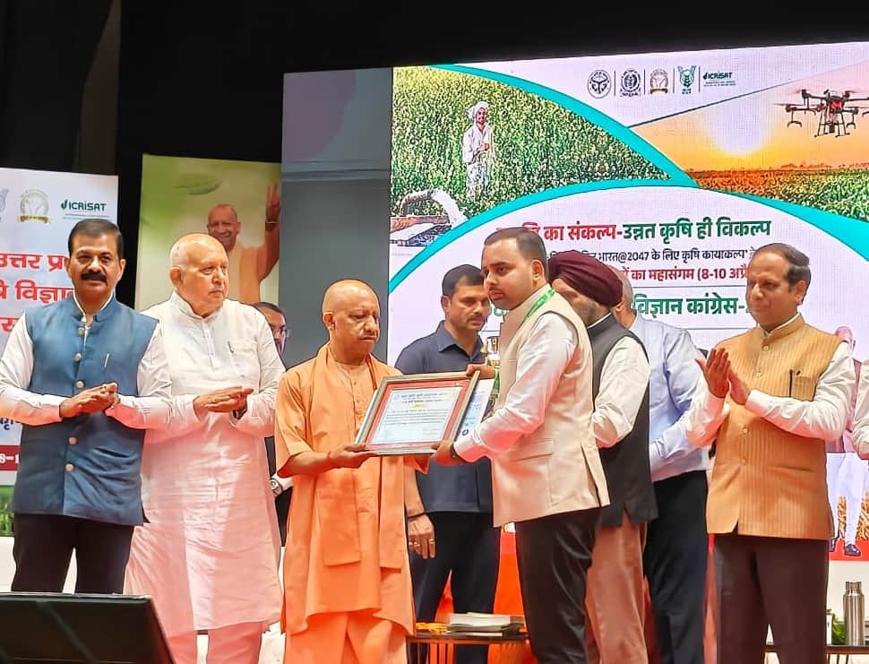 डॉ. उत्कर्ष को सम्मानित करते मुख्यमंत्री।