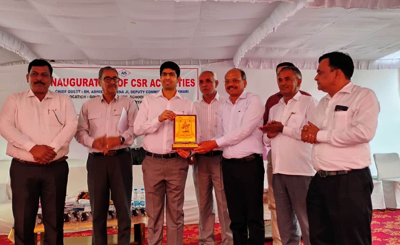 डीसी अभिषेक मीणा का स्वागत करते अधिकारी। स्रोत : स्कूल