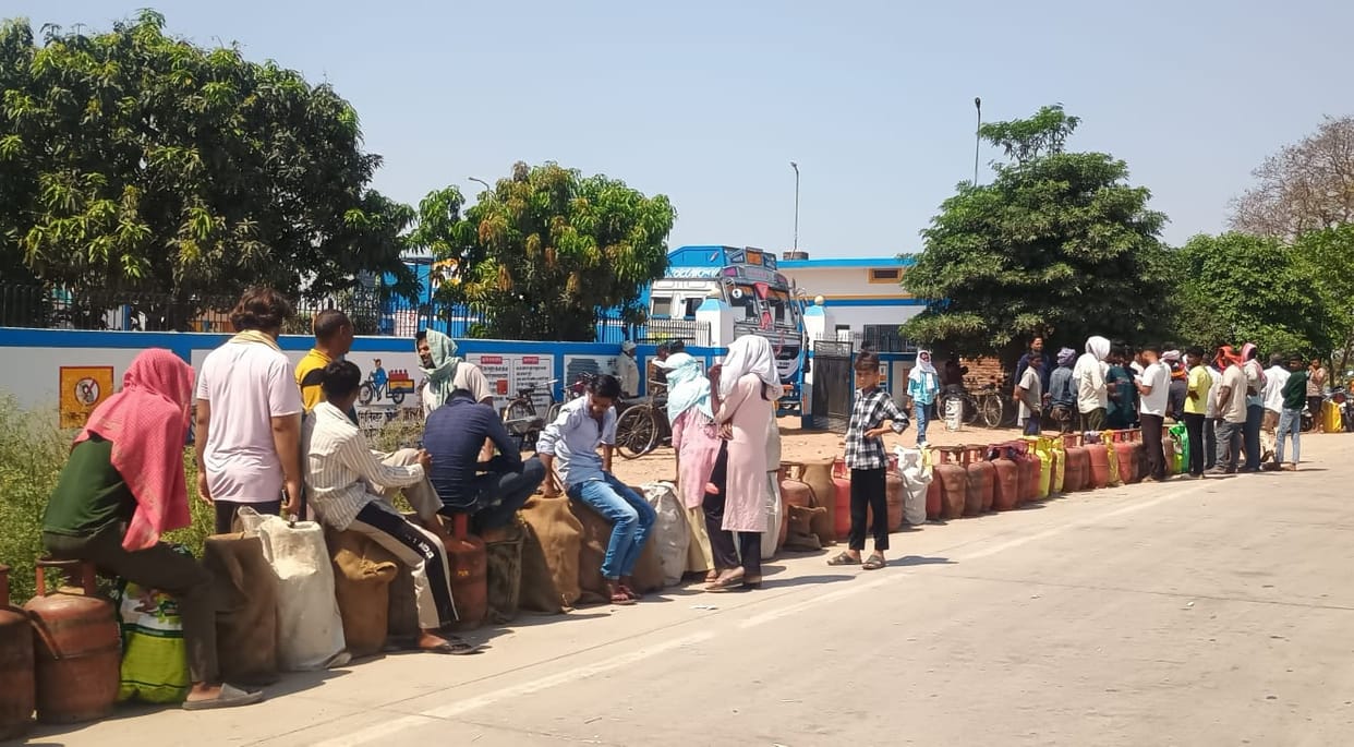 Home delivery on paper, attendance at warehouses in reality