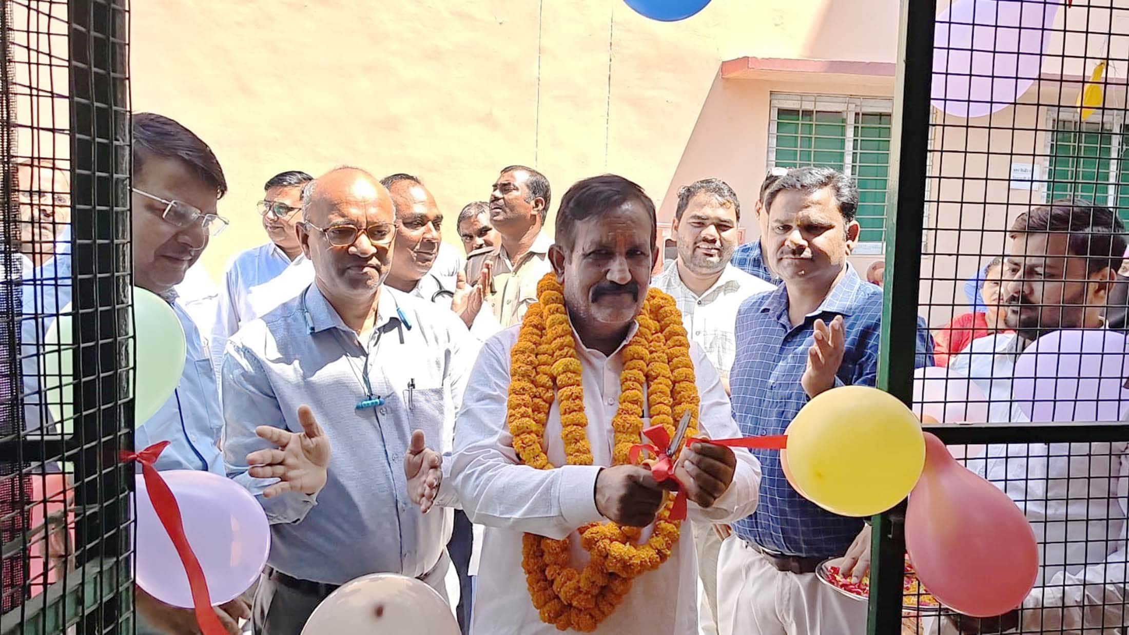 एमबीएस अस्पताल में एचपीवी टीकाकरण का शुभारंभ करते जिला पंचायत अध्यक्ष। स्रोत- संवाद