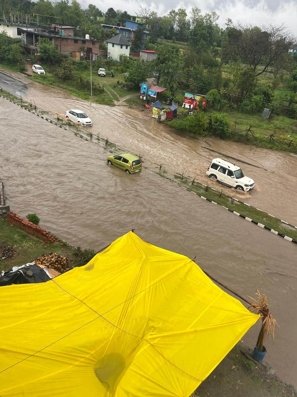 फोरलेन पर बैलग के पास जमा हुआ पानी। संवाद