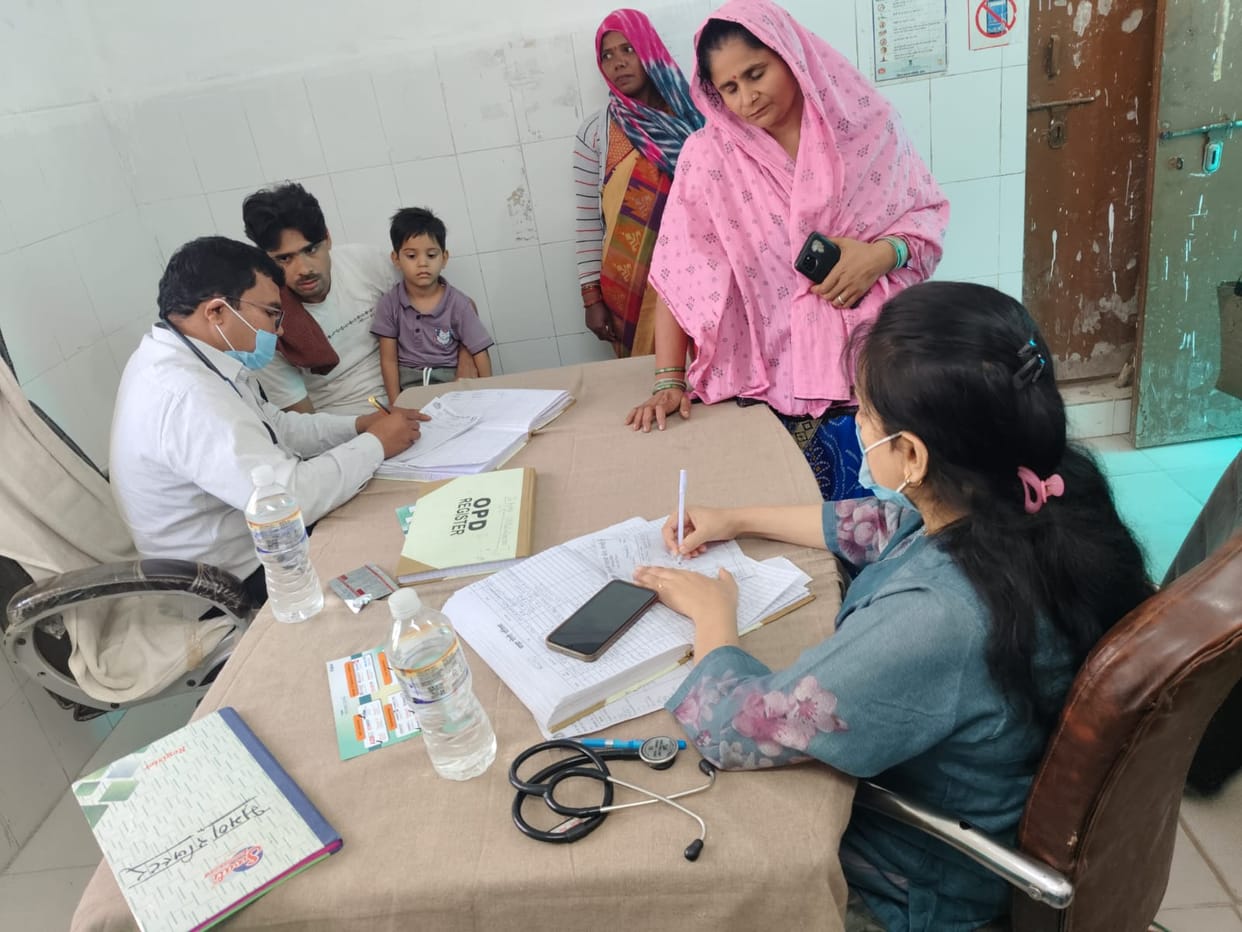 Due to the change in weather, there is a crowd of sick people in Naraini CHC, more than 250 patients