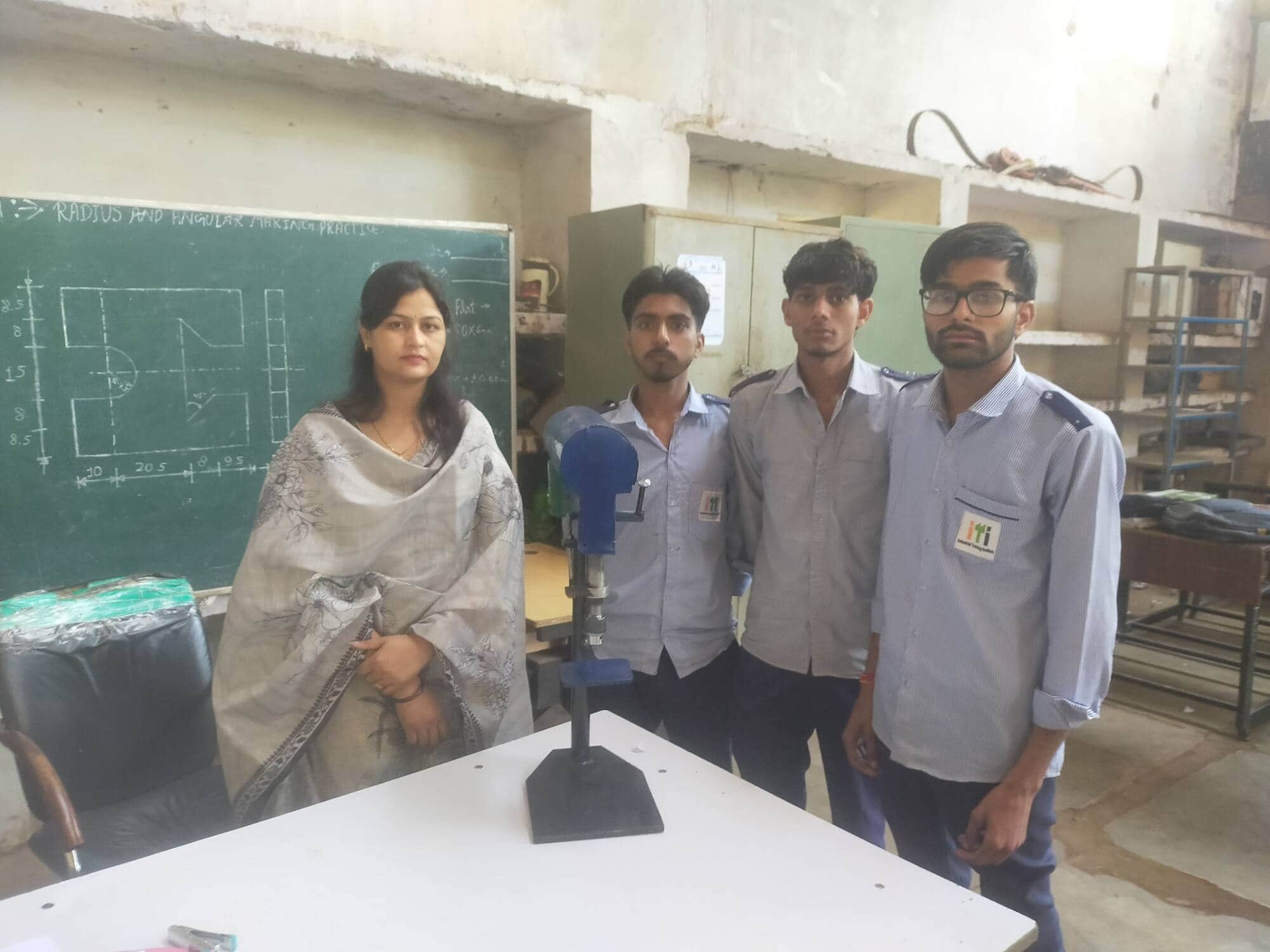 फोटो 02 ड्रिल मशीन दिखाते छात्र व अनुदेशिका। संवाद