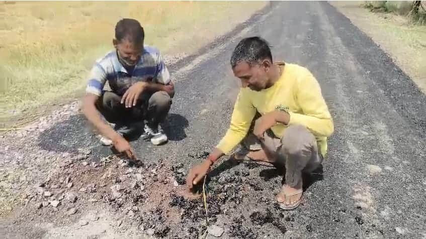 फोटो 07 एचएएमपी 27- डामरीकरण को उखाड़ कर दिखाते ग्रामीण।  सोशल मीडिया