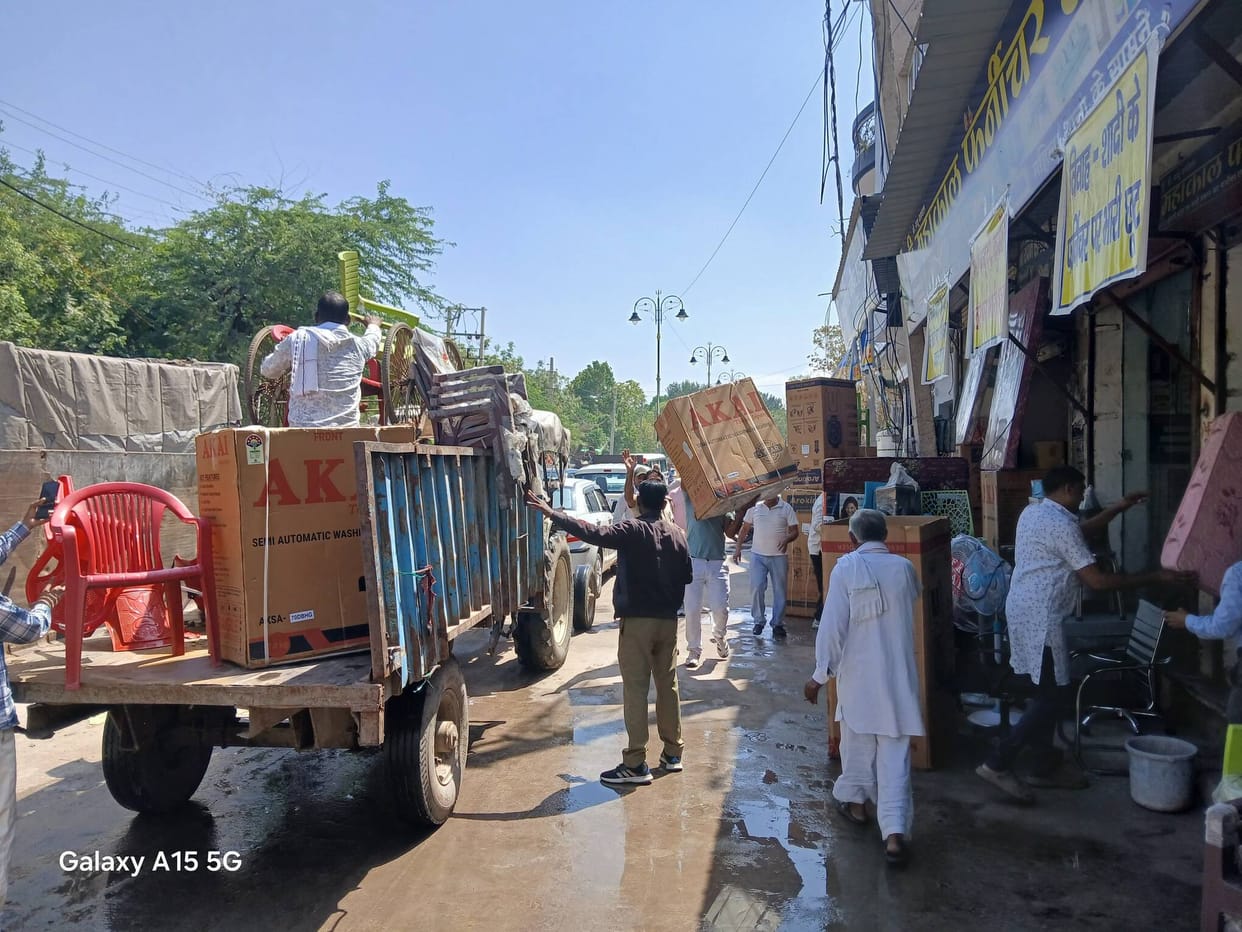 Illegally placed goods on the roads were seized, and shopkeepers were issued a warning.