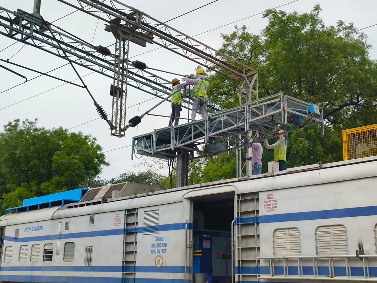 The crossing remained closed for a quarter of an hour due to the repair of the OHE line, causing a jam.
