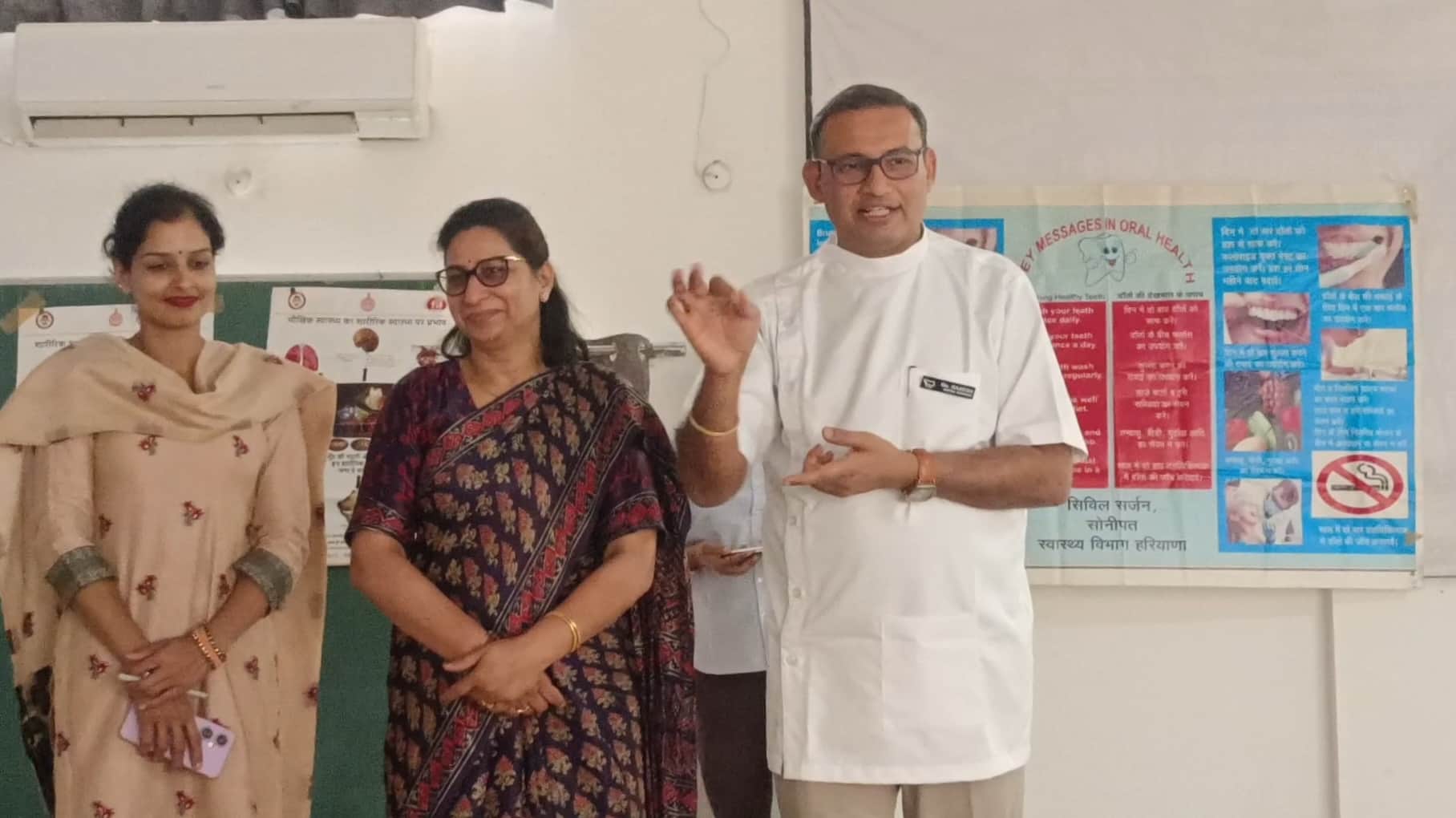 फोटो 24 : सोनीपत के गोहाना स्थित राजकीय कन्या महाविद्यालय में ओरल हेल्थ की जानकारी देते चिकित्