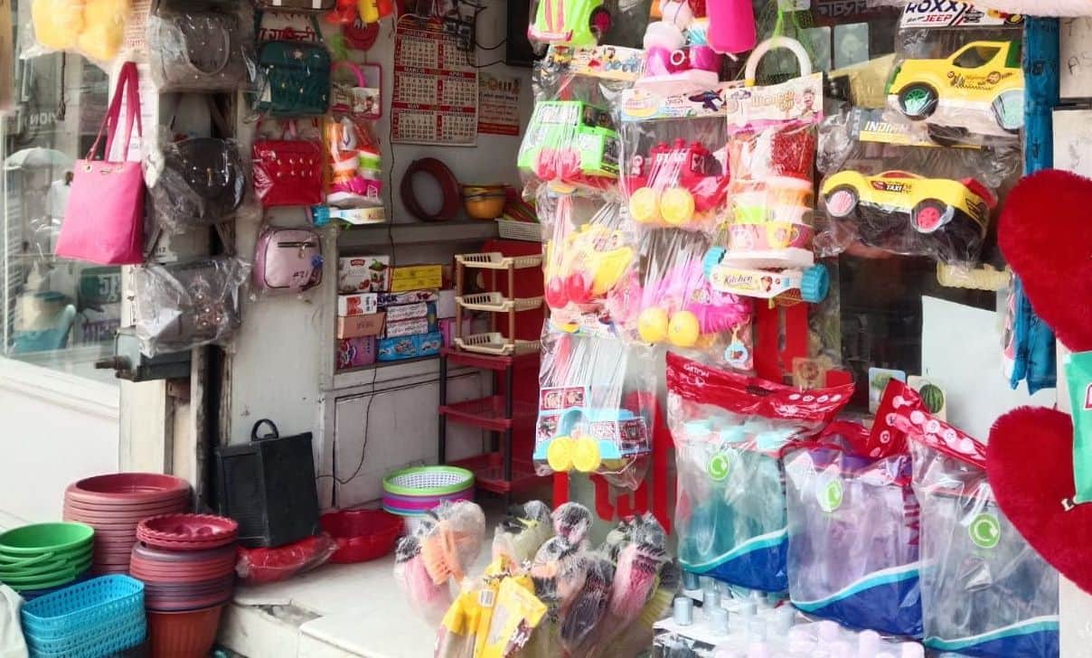 फोटो-25- सिनेमा रोड पर दुकान पर बिक्री के लिए रखा प्लास्टिक का सामान। संवाद