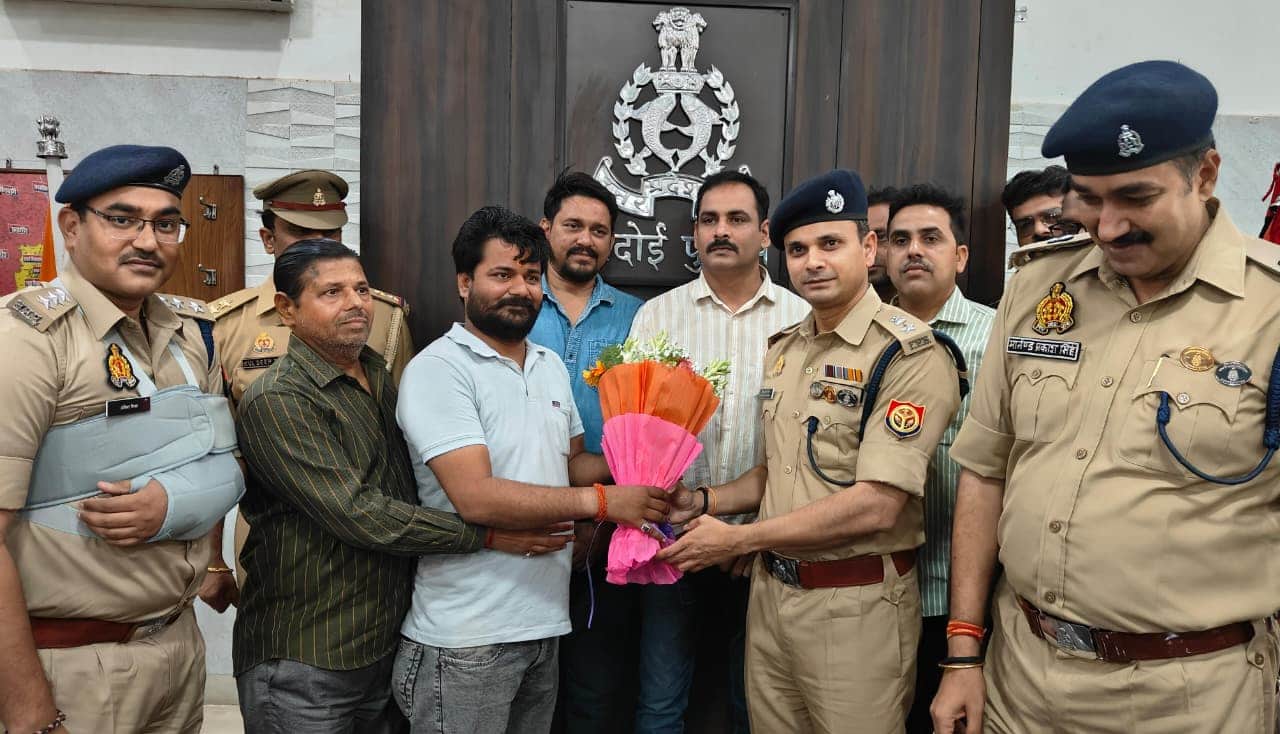 फोटो-28-घटना का खुलासा होने पर एसपी और पुलिस टीम को बुके देते लूट का शिकार हुए सर्वेश और गौरव।