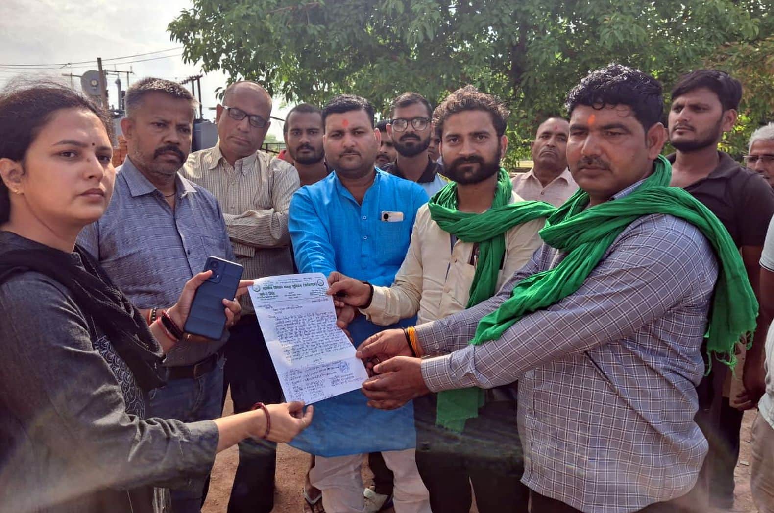 फोटो- 34- नायब तहसीलदार को ज्ञापन देते भाकियू कार्यकर्ता। संवाद