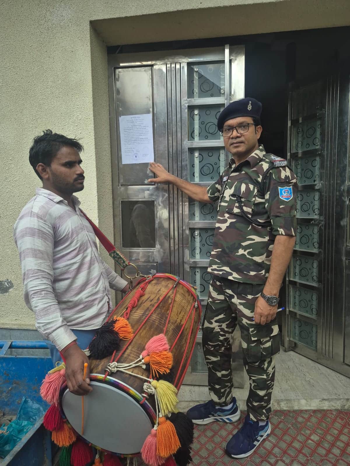 फोटो :34:सोनीपत के गांव लल्हेड़ी में नोटिस चस्पा करने आई रांची रेलवे पुलिस। स्रोत पुलिस प्रवक्ता