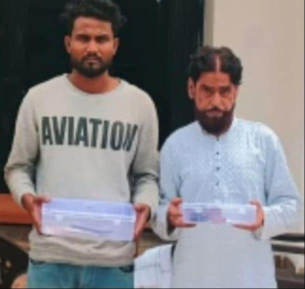 फोटो-4-सदर कोतवाली में खड़े जालसाज सोहेल व रंजीत। स्रोत: पुलिस