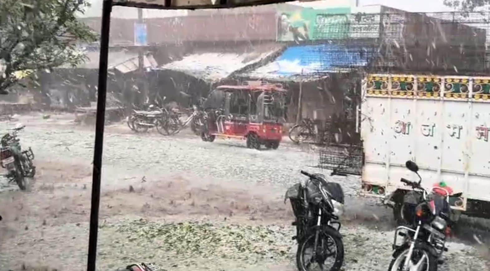 फोटो- 41- माधौगंज में ओलावृष्टि के दौरान सड़क पर बिछे ओले।  संवाद