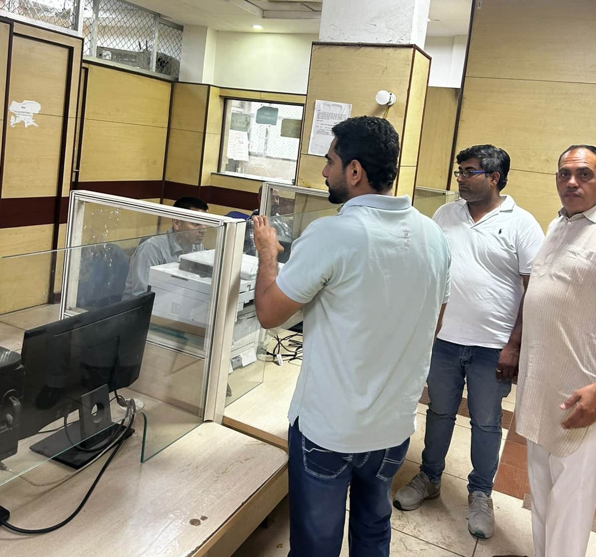 फोटो-55: बहादुरगढ़ तहसील के सरल केंद्र में अपने काम को लेकर पहुंचे लोग। संवाद