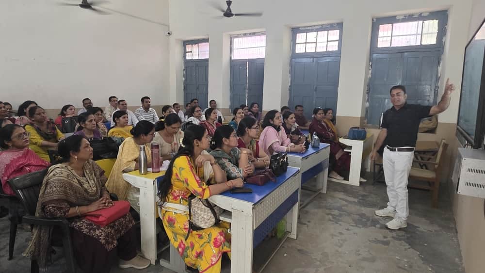 फोटो-57: बहादुरगढ़ के राजकीय मॉडल संस्कृति वरिष्ठ माध्यमिक विद्यालय में चल रही जनगणना कार्य की ट