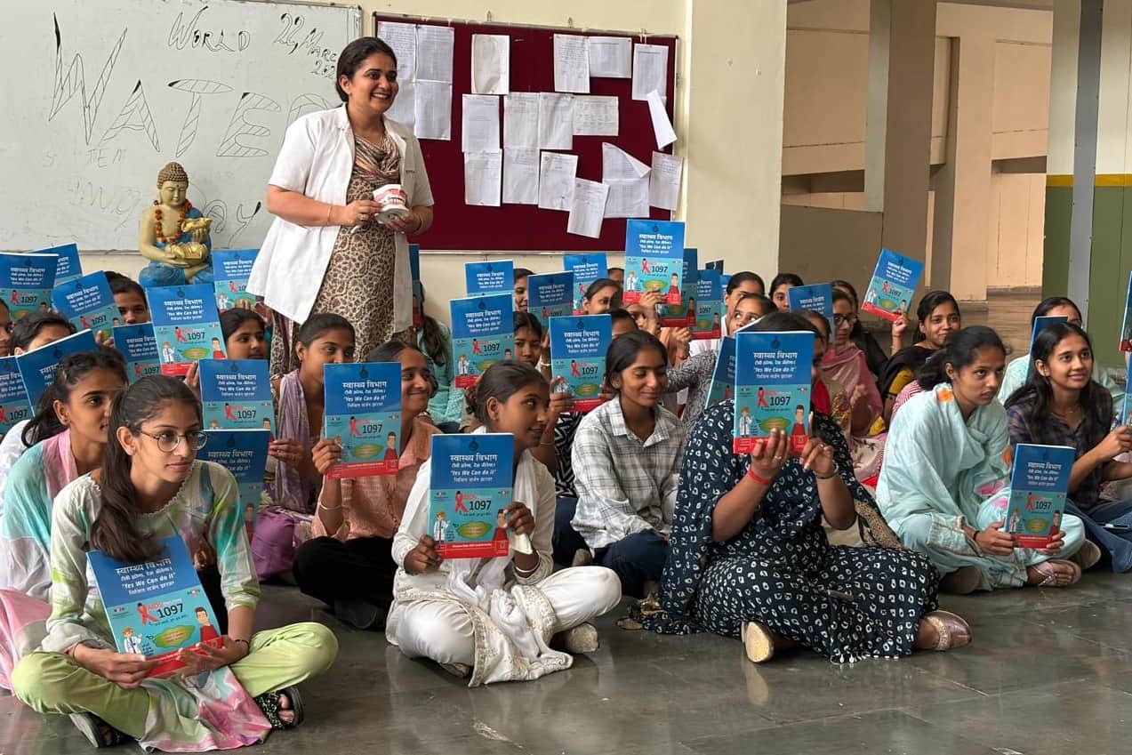 -फोटो 86 : जसौर खेड़ी के महाविद्यालय में मौजूद विद्यार्थी व स्टाफ। स्रोत कॉलेज