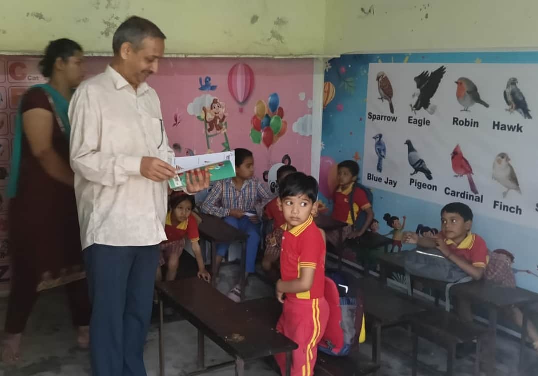 -फोटो 90 : निजी स्कूल में किताबों को जांचते जांच टीम में शामिल अधिकारी। स्रोत विभाग