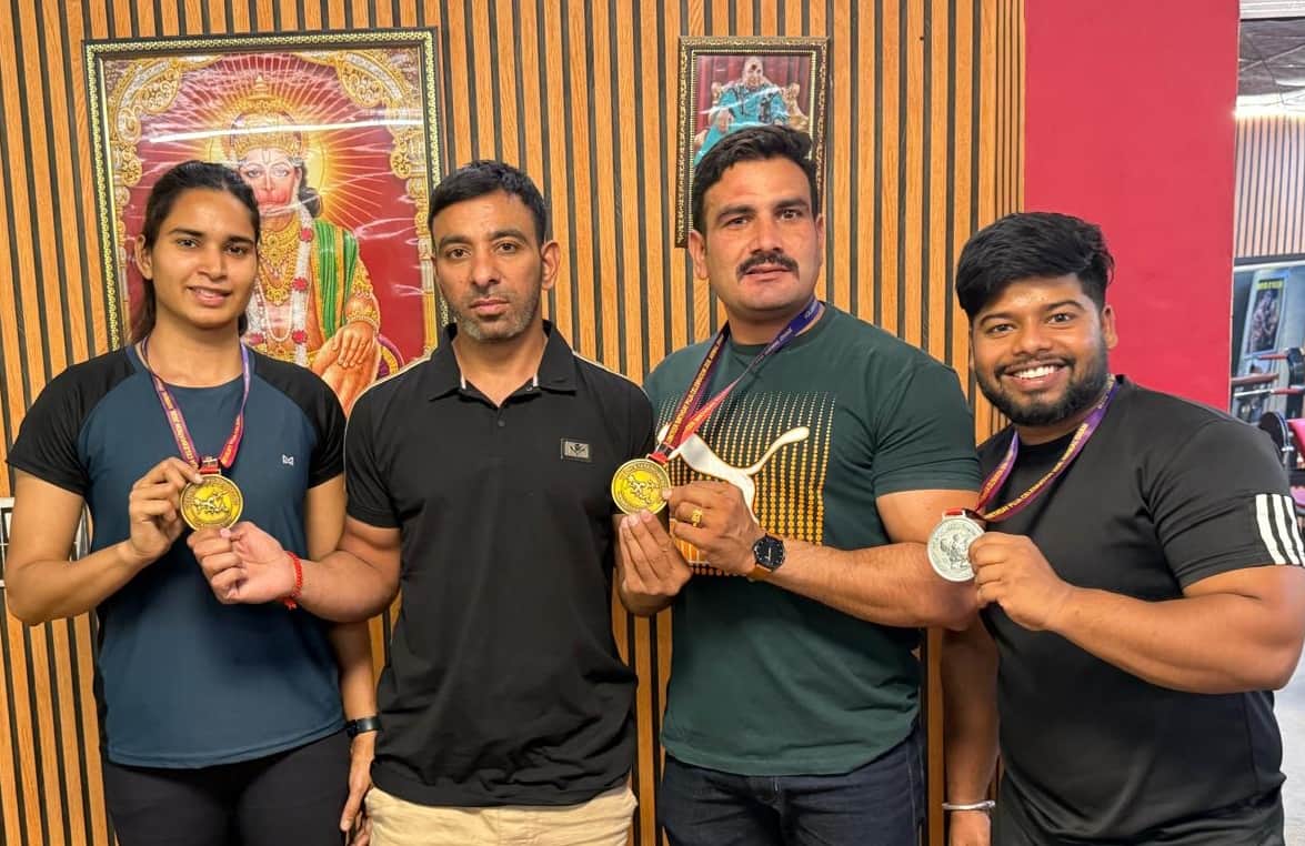 -फोटो 98 : पदक विजेता खिलाड़ी कोच नीरज शर्मा के साथ। स्रोत कोच