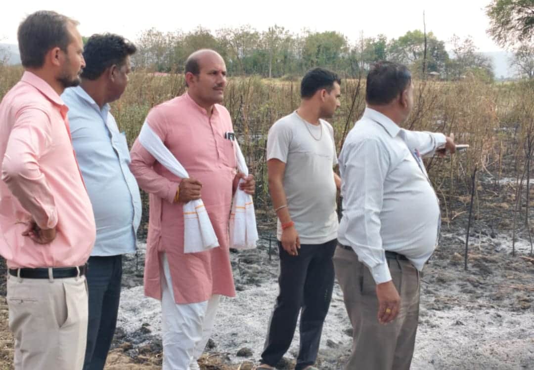 फोटो न- 08सीकेटीपी 25 घटनास्थल का जायजा लेते एसडीएम व अन्य। संवाद