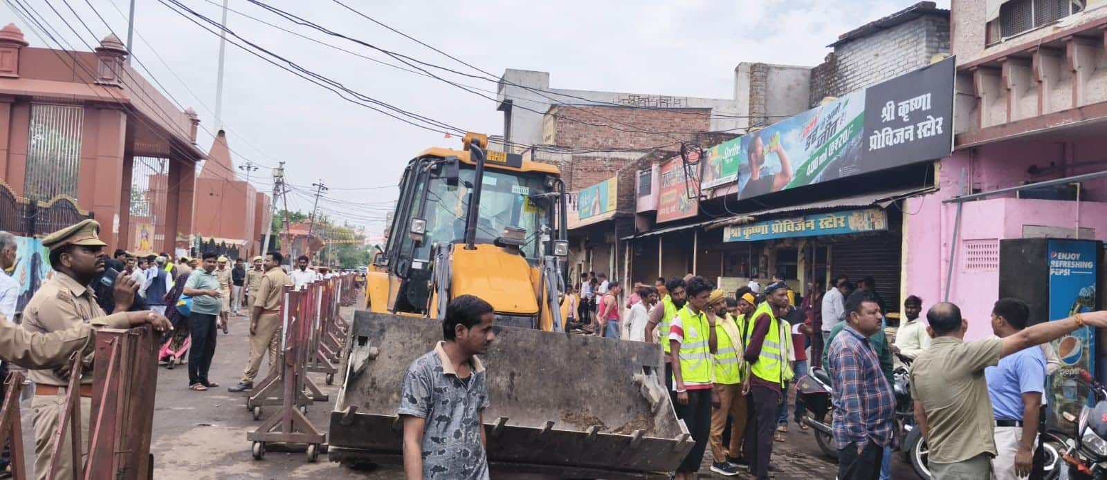 फोटो न- 08सीकेटीपी 31 स्टेशन मार्ग पर कब्जा हटाने के दौरान मौजूद टीम। संवाद