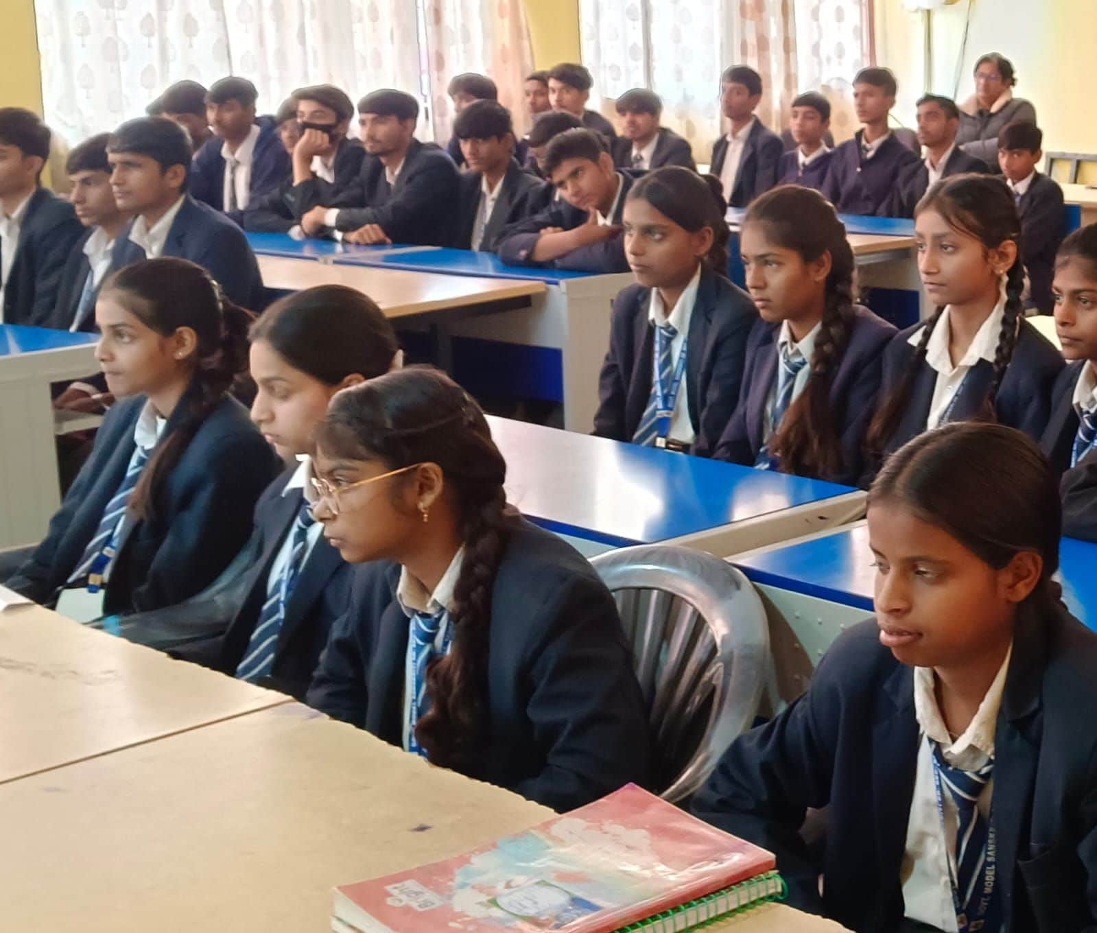 फोटो नंबर-06बुनियाद केंद्र में बैठे विद्यार्थी।