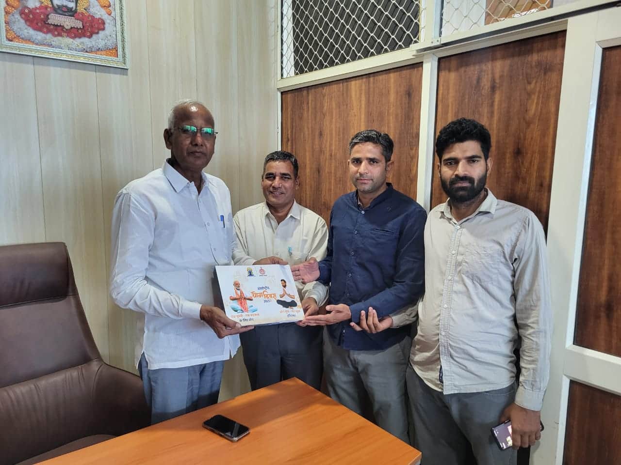 फोटो संख्या:57- विधायक कंवर   सिंह यादव को बुक भेंट करते डॉ. सतीश--स्रोत- पीआरओ