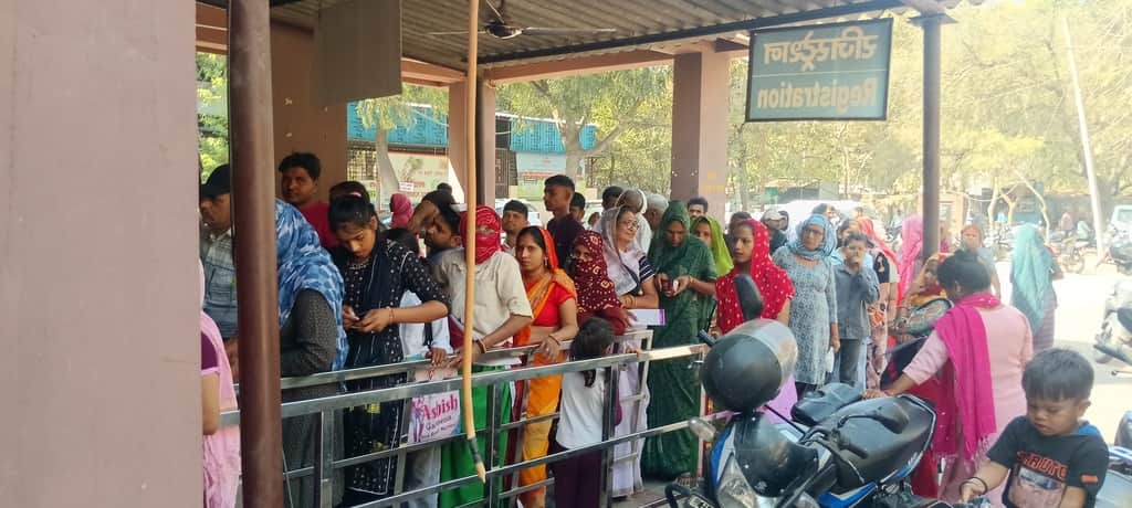 फोटो संख्या:69नागरिक अस्पताल महेंद्रगढ़ में ओपीड़ी के बाहर लगी मरीजों की लंबी लाइन--संवाद