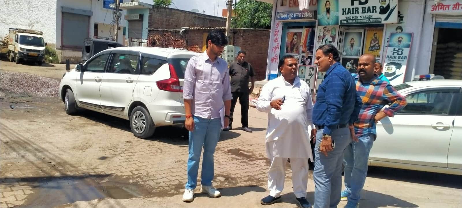 फोटो संख्या:71- वार्ड नंबर 11 में  विकास कार्याें का निरीक्षण करते जिला नगर आयुक्त रणबीर सिंह 