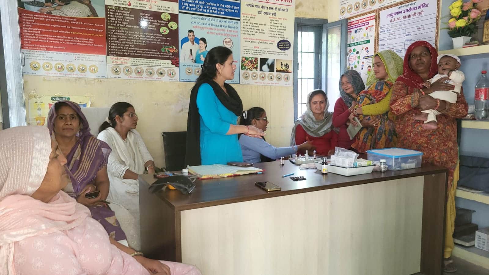 फोटो संख्या:73उप स्वास्थ्य केंद्र बुचौली में शिविर में बच्चें के टीका  लगाती स्वास्थ्य कर्मी--