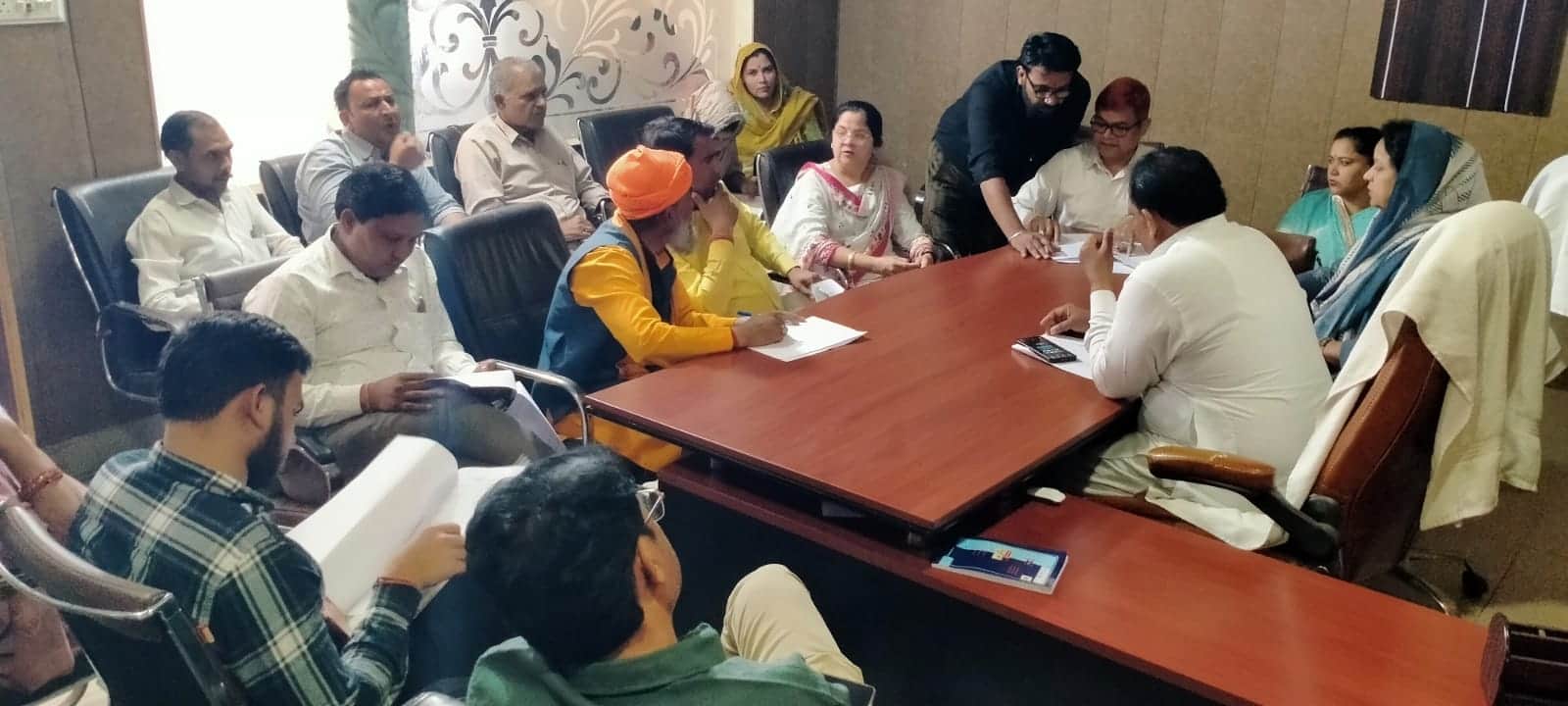 फोटो संख्या:75- नगर पालिका  कार्यालय में बजट बैठक करते  नगर पालिका प्रधान रमेश सैनी, पार्षद व अ