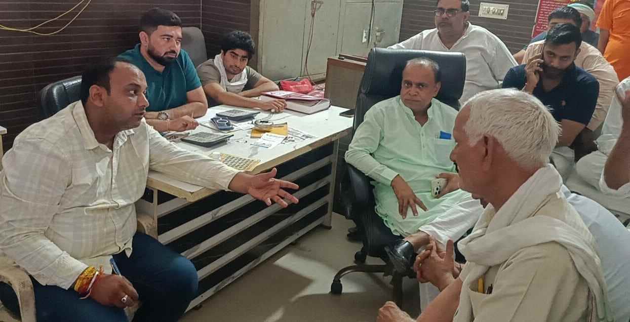 फोटो : सोनीपत की खरखौदा अनाज मंडी में आढ़ती बैठक करते हुए। संवाद