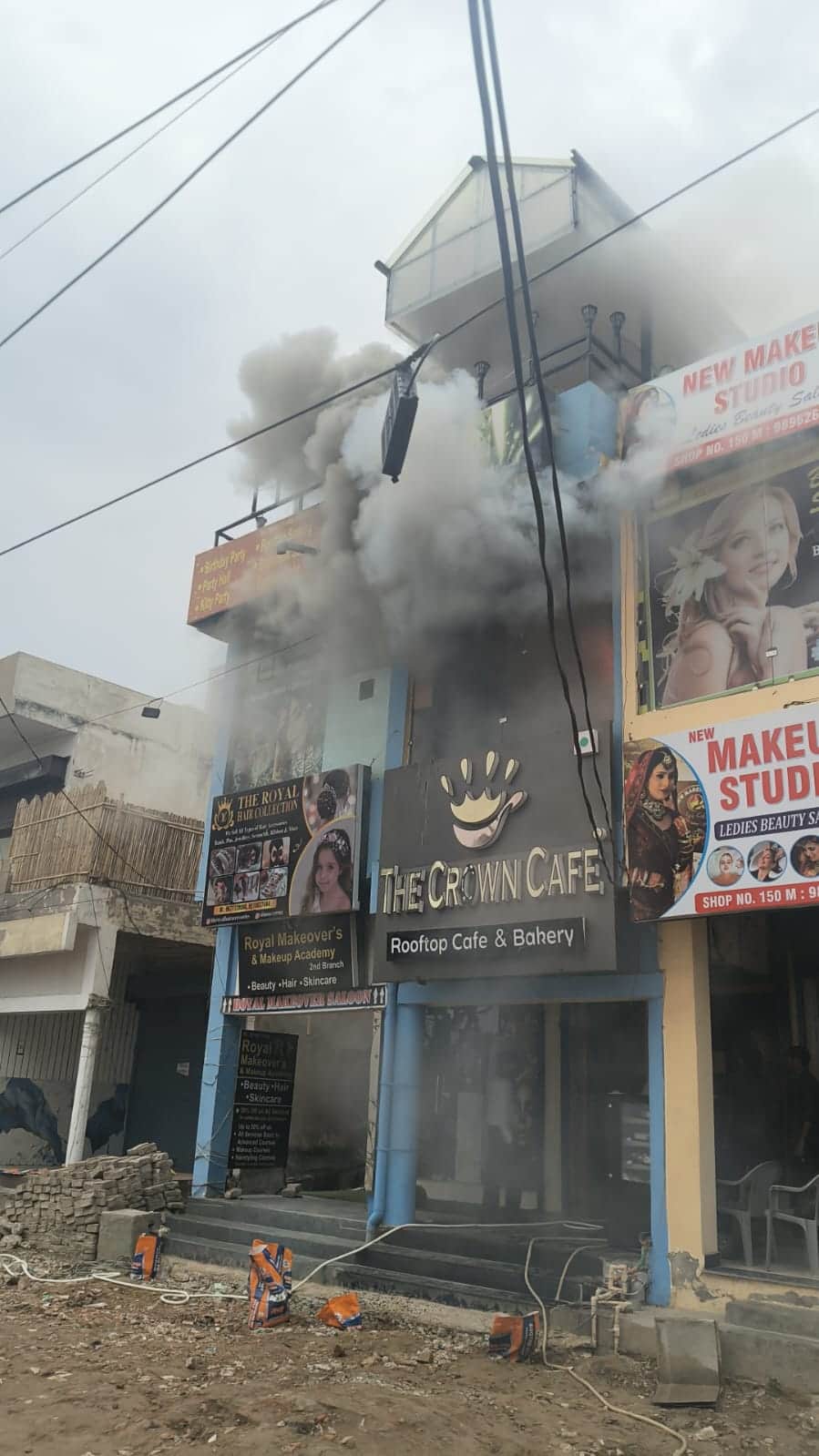 फोटो100: सेक्टर 6 में दुकान में लगी आग और उठता धुआं। स्रोत पाठक
