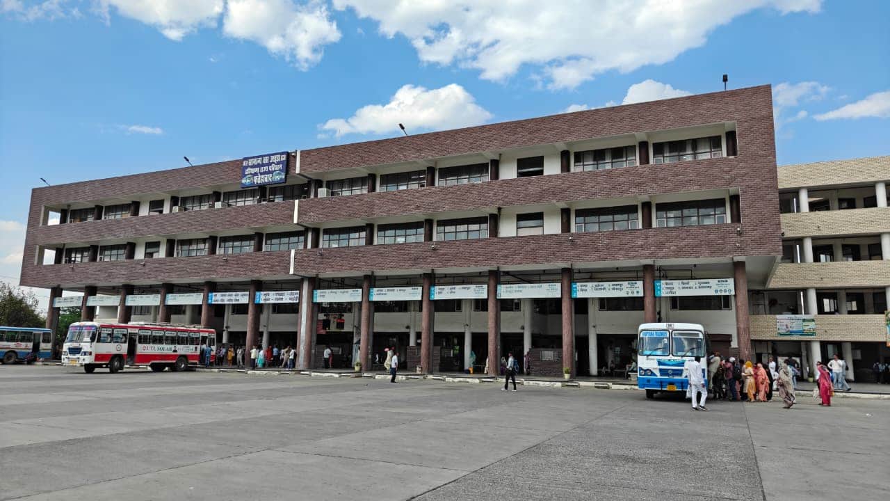 फतेहाबाद के हिसार रोड पर स्थित बस स्टैंड। संवाद