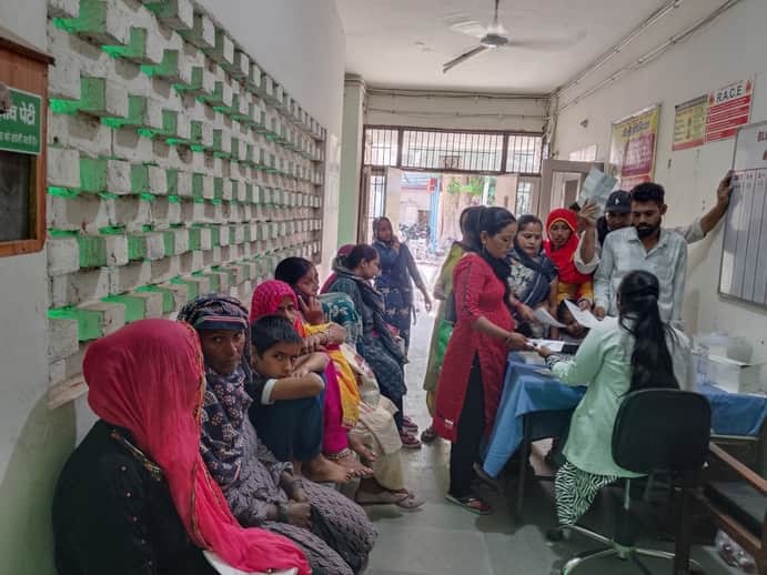 फतेहाबाद के नागरिक अस्पताल में ब्लड सैंपल देते हुए मरीज संवाद