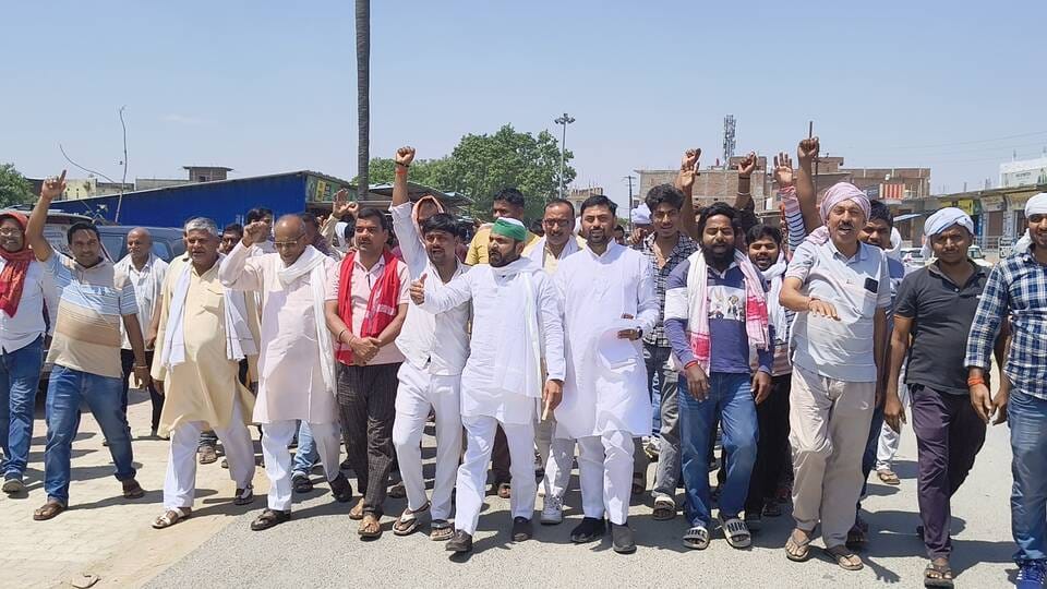 Farmers protested and submitted a memorandum due to non-purchase of wheat