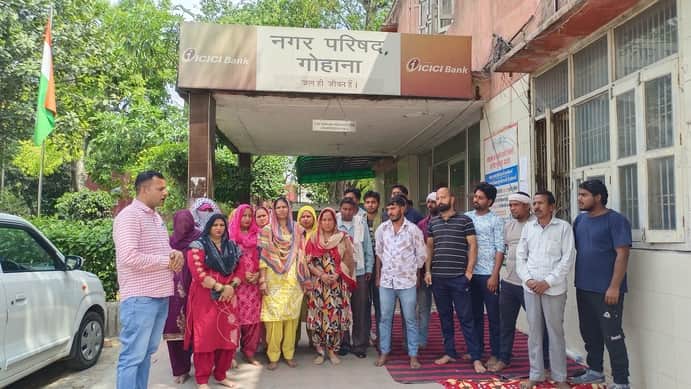 गोहाना में सफाई कर्मचारी (स्वीपर) दो महीने की तनख्वाह नहीं मिलने पर प्रदर्शन करते हुए। संवाद