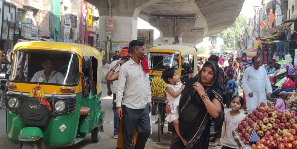 गोपीगंज नगर में सड़क पर अतिक्रमण से लग रहा जाम। संवाद