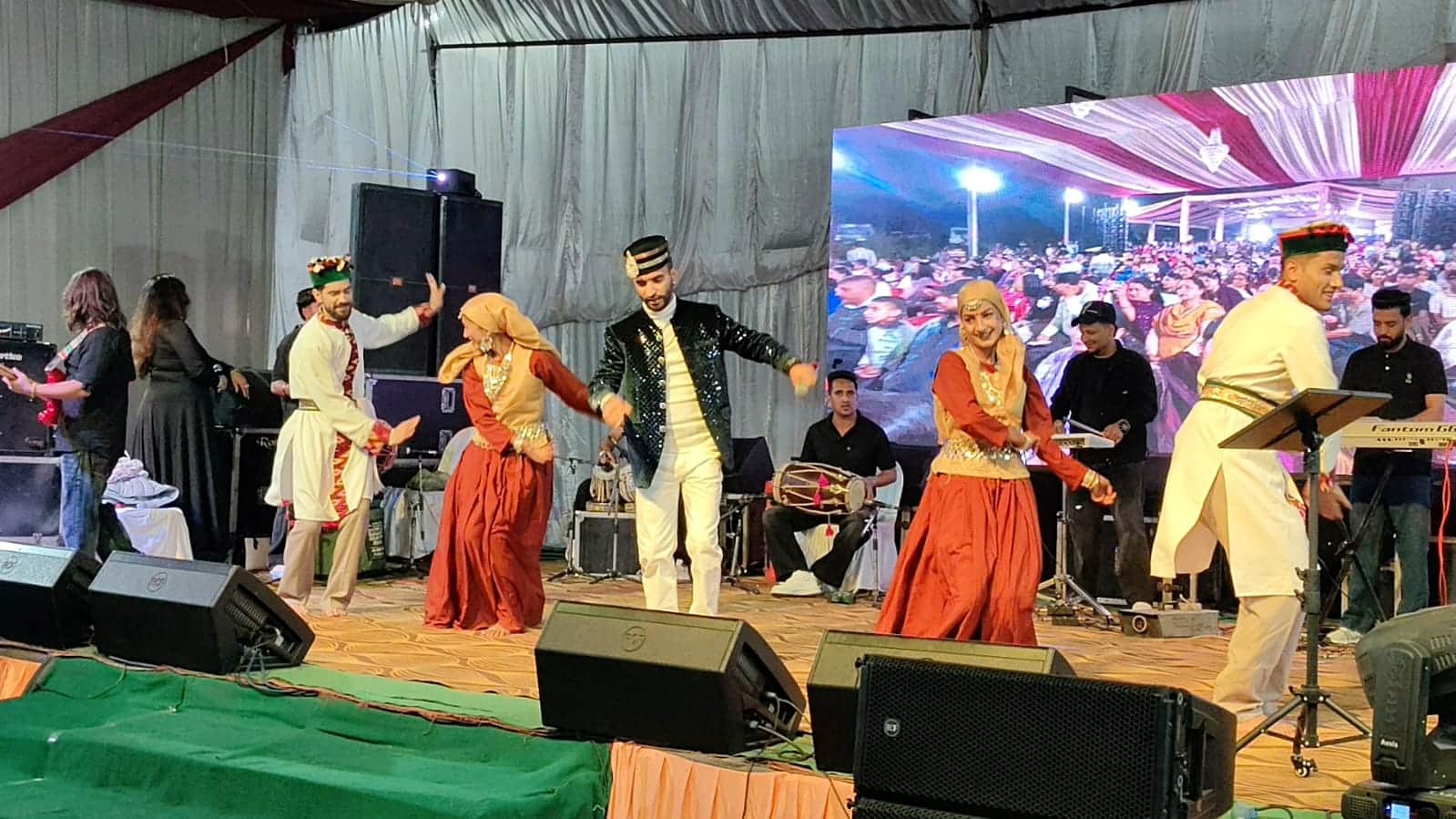 ग्रीष्मोत्सव घुमारवीं की दूसरी सांस्कृतिकम में  प्रसिद्ध पहाड़ी लोक गायक इशांत भारद्वाज  प्रस्त