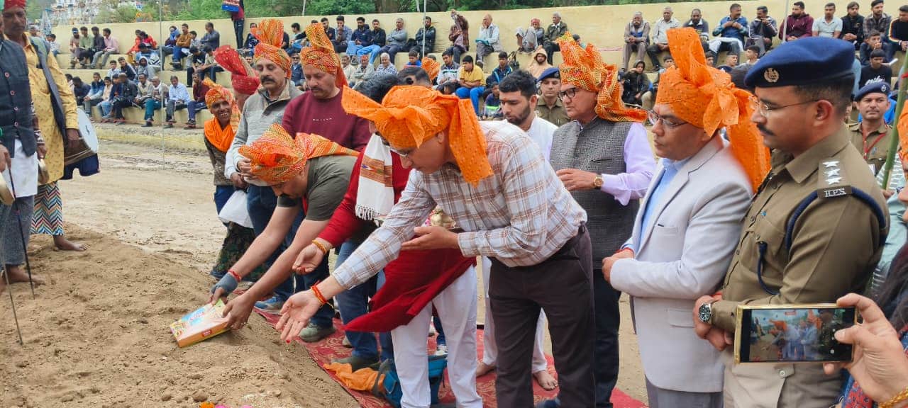 ग्रीष्मोत्सव घुमारवीं में कुश्ती प्रतियोगिता का शुभारंभ करते एसपी संदीप धवल व अन्य अधिकारी। स्र