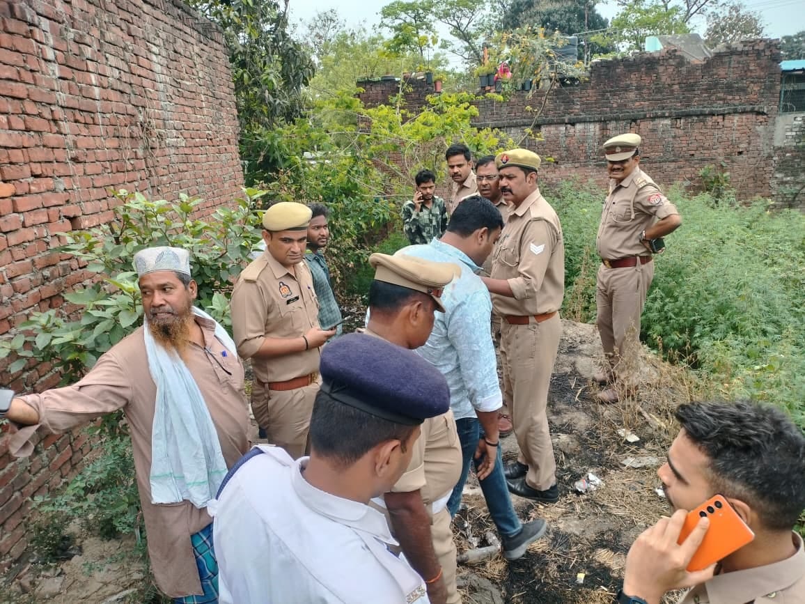 गैस पाइप लाइन में रिसाव की सूचना पर पहुंची पुलिस। संवाद